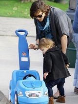 组图：辣妈杰西卡-阿尔芭秀母爱 携爱女逛公园