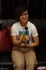 组图：周笔畅穿白T干练签售 受访腼腆露娇笑