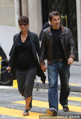 组图：哈利-贝瑞挺大肚散步 未婚夫恩爱陪伴