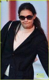 组图：小苏瑞穿粉色棉袄似小公主 与妈妈打保龄球