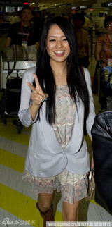 幻灯图集：AV女优苍井空抵沪 上车不忘抛可爱媚眼