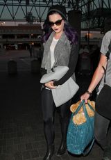 组图：紫发凯蒂-佩瑞戴墨镜干练现身机场