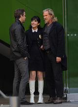 组图：《冥界警局》片场 “毒妈”扮嫩雷诺兹耍帅