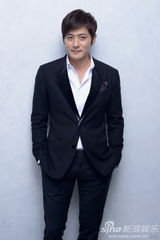 组图：章子怡张东健多伦多拍写真展魅力