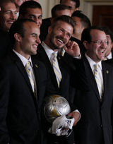 组图：奥巴马白宫宴请众球星 贝克汉姆赠送球衣