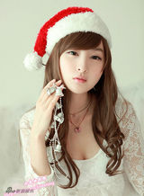 幻灯图集：小龙女彤彤化身圣诞宝贝 秀蕾丝装
