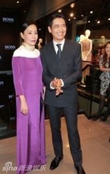 组图：周润发携妻恩爱亮相 瘦身明显否认厌食