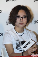 组图：陈冠希调皮客串当记者不亦乐乎