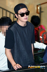 组图：李敏镐鸭舌帽豹纹鞋休闲赴京亲和有礼