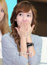 组图：少女时代参加慈善拍卖 筹善款帮单身妈妈