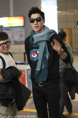 组图：张亮黑色潮装现身机场 亲切挥手似处T台