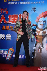 组图：萧敬腾亮相首映会 花西装惹眼抢镜