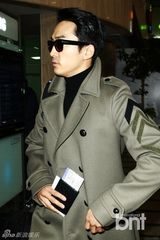 组图：宋承宪长大衣机场时尚展浪漫秋季风