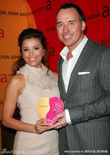 幻灯图集：伊娃甜美造型大派巧克力 送情人节祝福