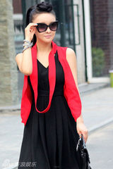 组图：郑亦桐时尚街拍诠释红黑经典搭配