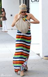 幻灯图集：帕丽斯-希尔顿姐妹为看世界杯购物