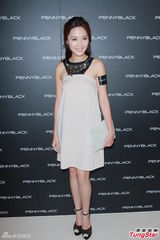 组图：汤洛雯黄芷晴相见欢 吴雨霏为时装店开唱