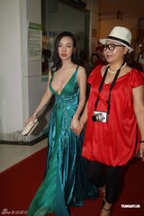 组图：干露露真空低胸装 携母亲任美胸大赛评委