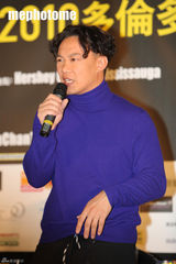 组图：陈奕迅多伦多开唱 头发直立造型搞怪