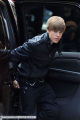 组图：贾斯汀-比博气场强大 对镜头比V字秀好心情