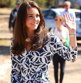 组图：凯特印花连衣裙探访澳洲 与威廉亲手种树