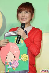 组图：S.H.E出席代言活动 圣诞节互交换礼物