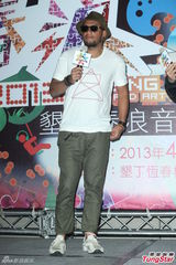 组图：陈绮贞结婚无着落 张震岳猛健身晒成黑炭