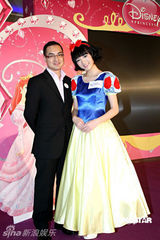 幻灯：模特陈嘉宝化身白雪公主 挑选迪斯尼小公主