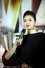 组图：蒋欣亮相国剧盛典黑色长裙秀裸背