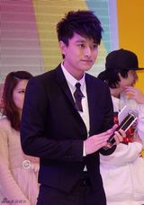 组图：贾乃亮出席活动遇疯狂粉丝