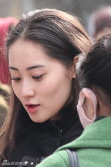 组图：北影放榜日最美工作人员与考生竞艳