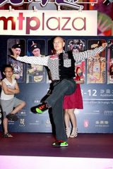 组图：汪明荃生日罗家英送香吻 马不停蹄宣传粤剧