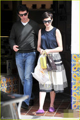 组图：安妮-海瑟薇裙装出行 与朋友谈笑指狗仔