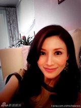 组图：李嘉欣近照曝光孕相不明显 亲吻外甥脚丫