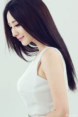 组图：柳岩白衣黑发写真 玩转“小清新”变淑女