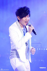 组图：郭采洁首开个唱林俊杰韦礼安现身站台