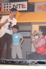 组图：庾澄庆为游戏代言 展示龟派气功化身赛亚人