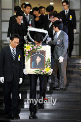 组图：韩自杀主播宋智善出殡 同事送行母亲悲痛欲绝