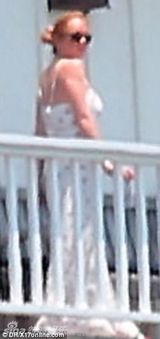 组图：林赛-罗韩戒毒所度盛夏 与男子阳台热聊