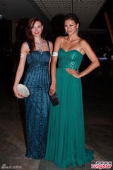 组图：赵式芝再陷同性情 与杨如芯亲密携手亮相