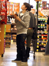 组图：贾斯汀-比伯和女友赛琳娜戈麦斯超市购物