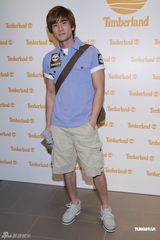 组图：何思谚荣升母亲谋复出 伍允龙避谈钟嘉欣