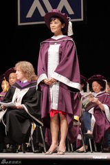 组图：张艾嘉获颁演艺荣誉院士 李心洁刘若英捧场