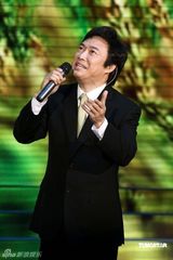 费玉清开第100场演唱会 不变黑西装献唱(组图)