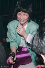 组图：何超仪称与何超云不熟 拒谈对方情变传闻