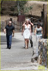 组图：布兰妮白裙爆乳装性感 与母同游温馨