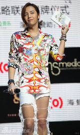 组图：张根硕白色情人节来京 性感裤装抢镜