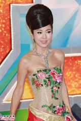 组图：TVB台庆红毯闪耀 米雪梳冲天髻杨怡珠光宝气