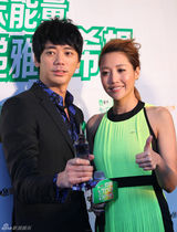 组图：TOP榜后台群星开心合照 奖杯似巨型针头