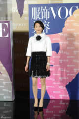 组图：周迅俏皮亮相VOGUE盛典 黑白配温暖深秋